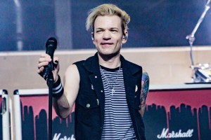sum-41-frontman-deryck-whibley-and-ex-manager-suing-one-another-over-sexual-abuse-allegations